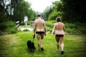In Canada, dove questa foto è stata scattata, sono molti gli spazi per naturisti con i loro cani