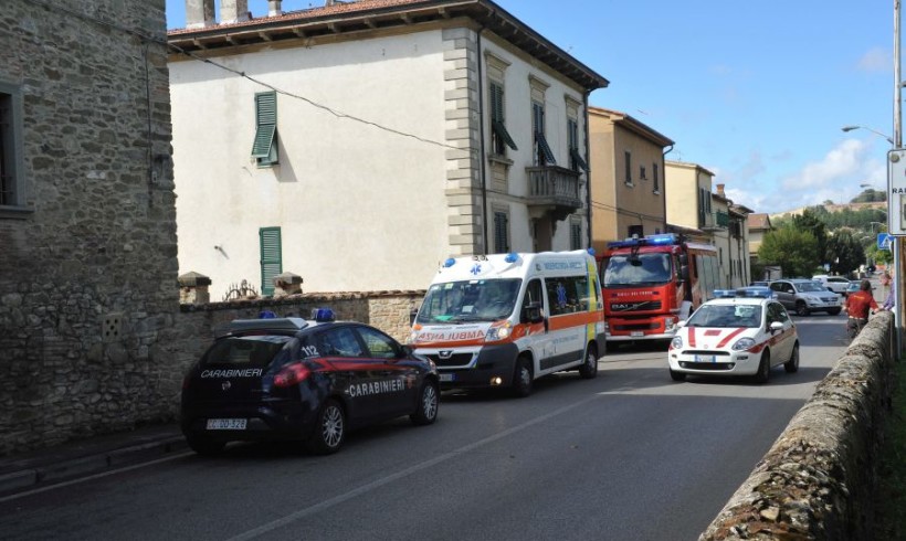 Ha un malore, il cane non lascia avvicinare i soccorritori