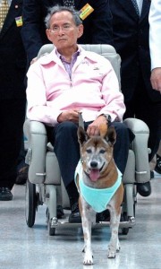 Il re col suo cane in una foto del febbraio 2010