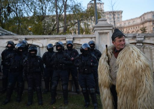 La legge limita il numero dei cani da gregge: 4000 pastori invadono il parlamento romeno