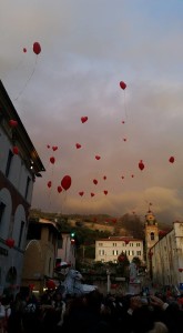 Cuori rossi per Gemma e per tutti i cani nel cielo di Pietrasanta