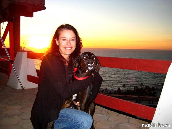 Lucy, il cane che ride: salvata dall’eutanasia, oggi è felice davvero