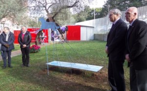 La scultura per Diesel nel parco dell'ospedale veterinario di Sassari