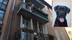 Kassius (nel riquadro) è caduto dal balcone col Babbo Natale