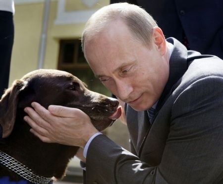 Putin fa Babbo Natale e regala un labrador alla bimba che gli aveva scritto