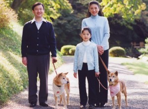 La famiglia reale giapponese con i cani di corte