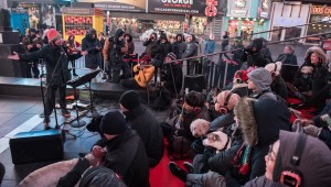 Cani e umani in platea per la performance musicale di Laurie Anderson a Times Square