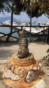 La statua dedicata a Leon, il cane degli ormeggi, a Monte di Procida