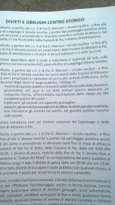 Il cartello coi divieti dell'ordinanza contestata