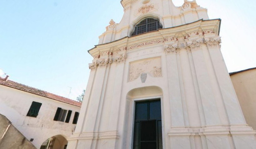 Ogni domenica Pallino va a messa: da cinque anni in ricordo del suo umano defunto