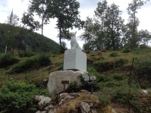 La statua dedicata a Diesel a Vagli di Sotto, in provincia di Lucca