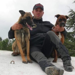 Maniscalco con i suoi due cani da soccorso: Vasco e Suri
