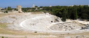 Attorno al teatro greco di Siracusa torna l'allarme randagi