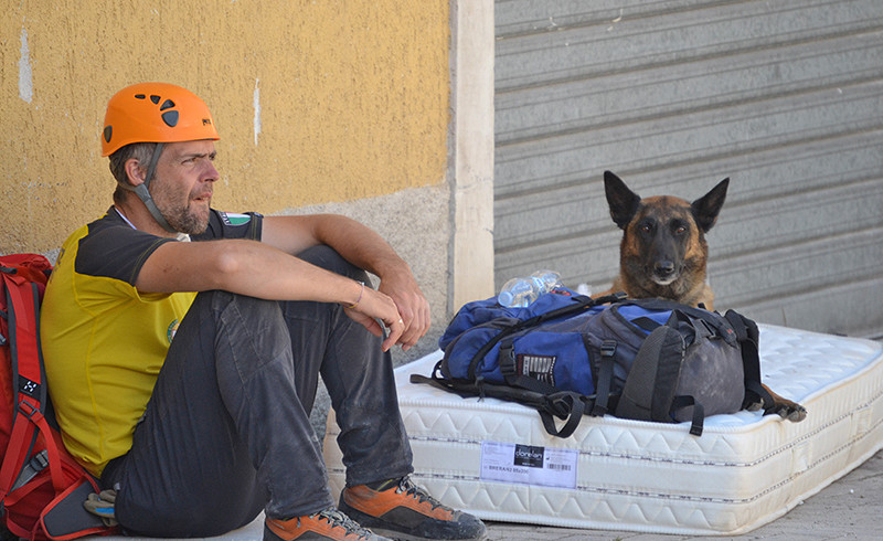 +++ Terremoto, dal FVG un elicottero con unità cinofile verso Preci +++