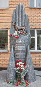 Il monumento a Laika eretto nei pressi di Mosca