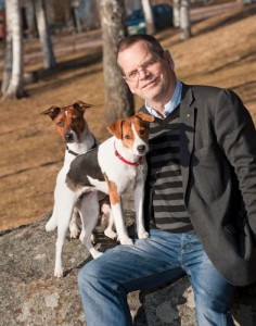 L'etologo Per Jensen con due dei suoi cani