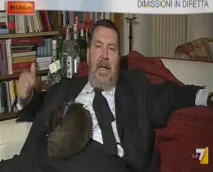 Giuliano Ferrara in una diretta televisiva con il suo bassotto accoccolato in grembo