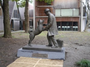 Hachiko e Ueno nella statua davanti all'università di Tokyo