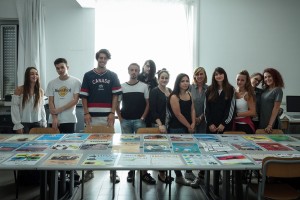 Foto di gruppo con i disegni