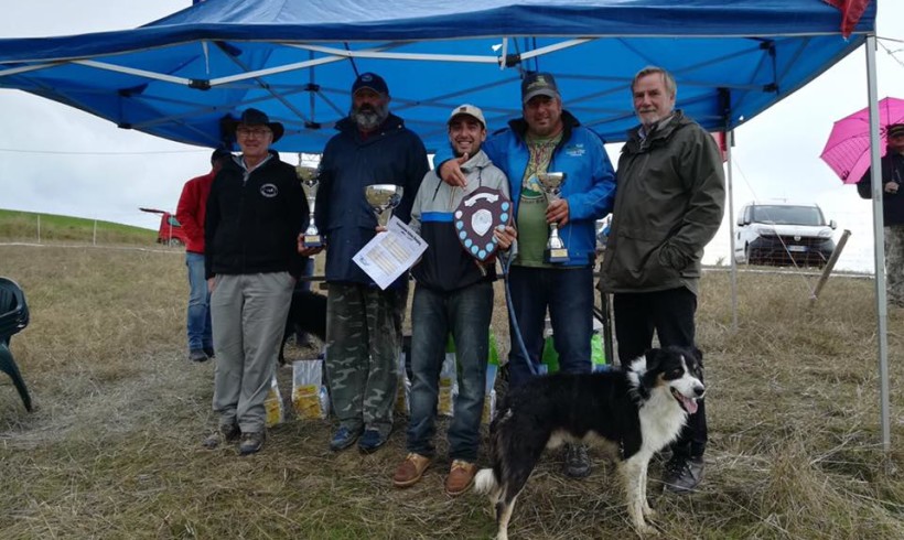 Il border collie Bull campione italiano di Sheepdog insieme a Lorenzo Sparapani