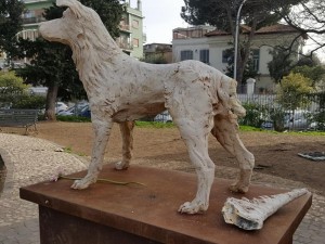 La statua con la coda staccata poggiata sul basamento