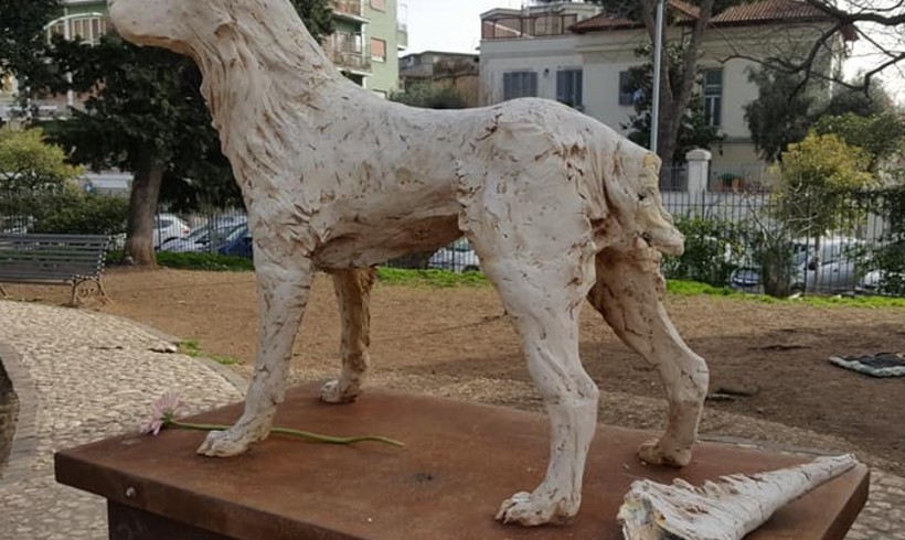 Cane Angelo, l’ultimo spregio è il danno alla statua nel parco Ravizza a Roma