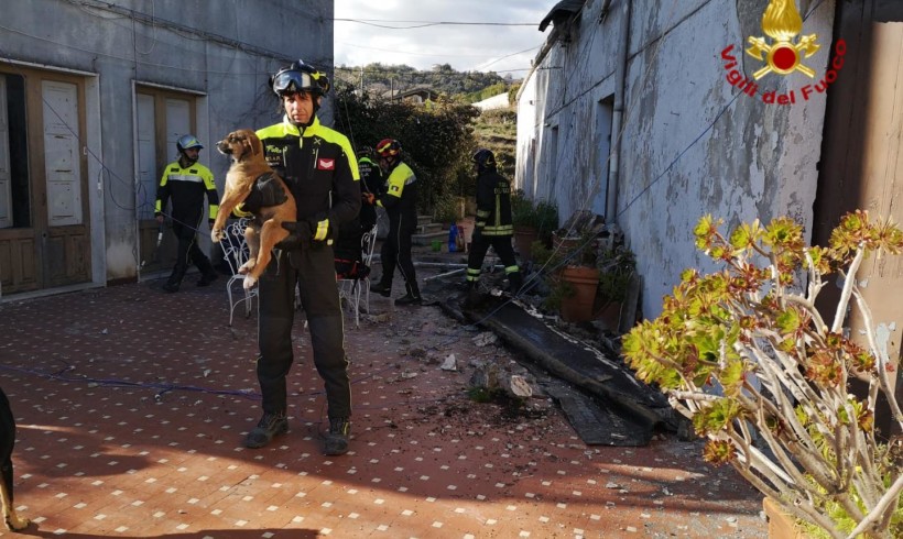 Cuccioli intrappolati nel solaio crollato, i guaiti sentiti dalla strada