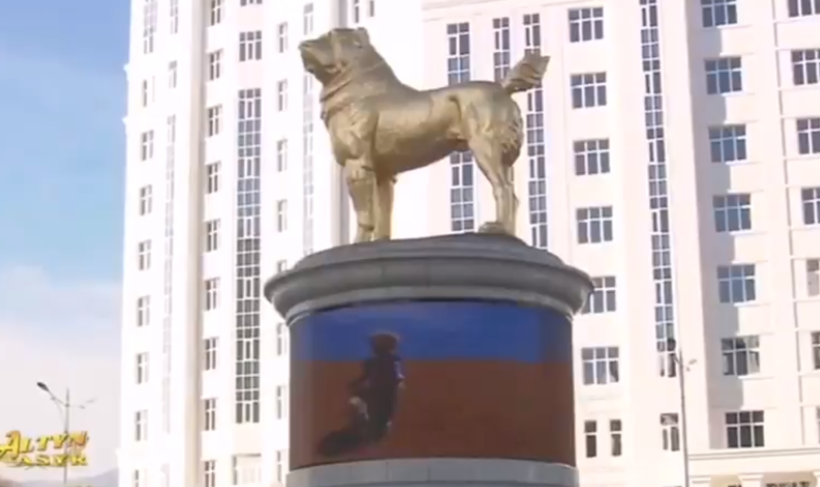 Il cane tutto d’oro, così la nuova statua dell’Alabai inaugurata in Turkmenistan