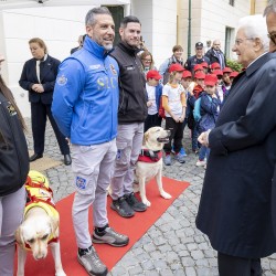 Giornata del mare, a Mattarella guinzaglio dono di un cane bagnino che non c’è più