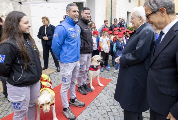 Giornata del mare, a Mattarella guinzaglio dono di un cane bagnino che non c’è più Giornata del mare, a Mattarella guinzaglio dono di un cane bagnino che non c’è più