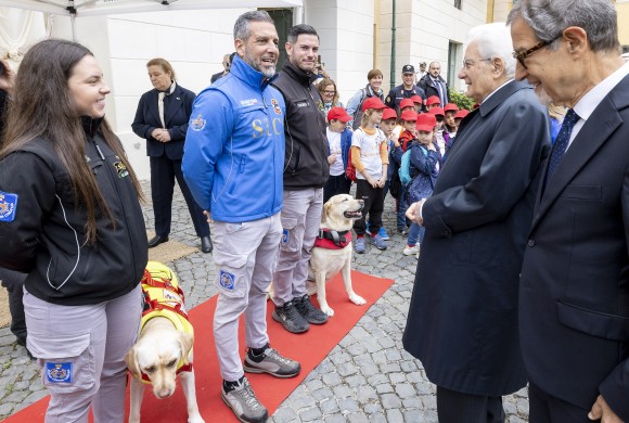 Giornata del mare, a Mattarella guinzaglio dono di un cane bagnino che non c’è più