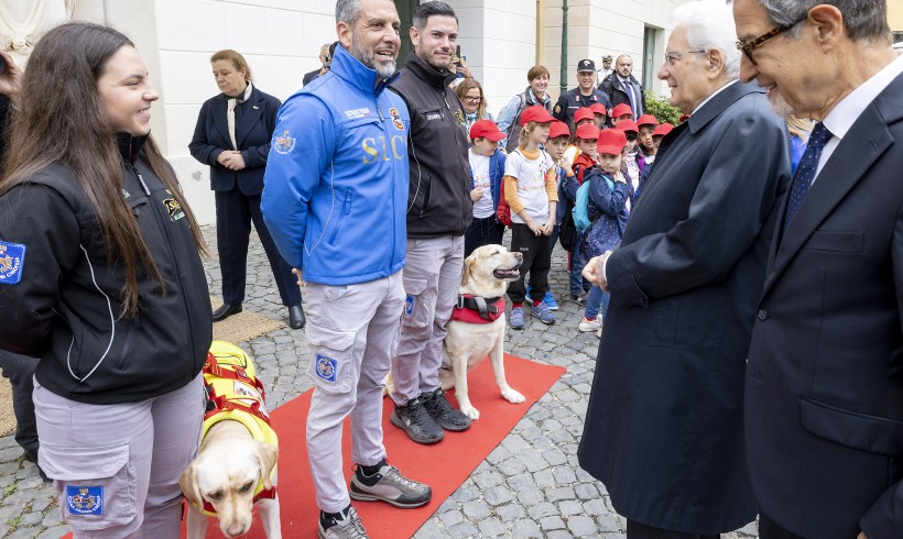 Giornata del mare, a Mattarella guinzaglio dono di un cane bagnino che non c’è più