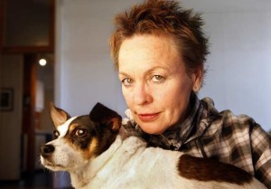 Laurie Anderson con in braccio Lolabelle